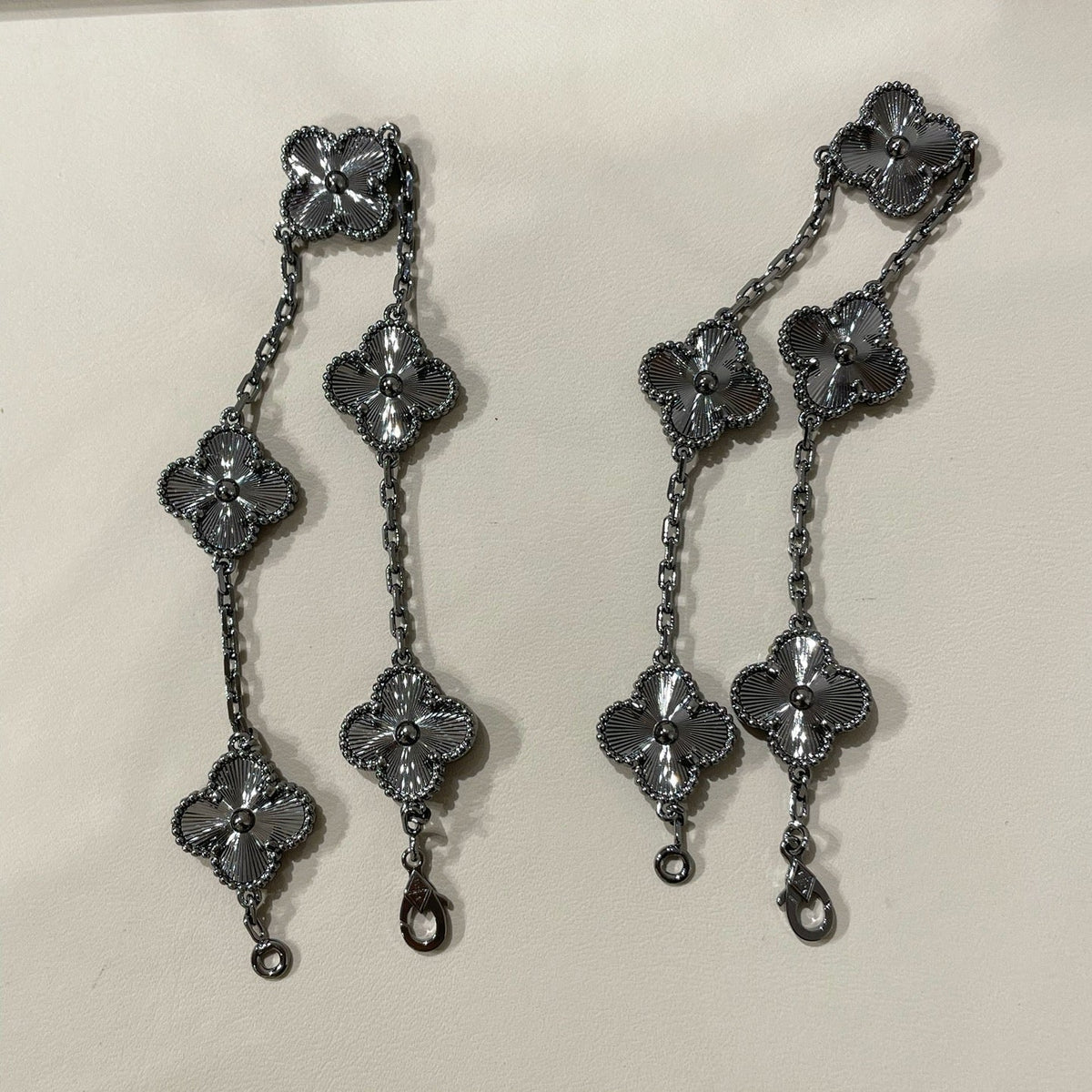 [アンジェラジュエリー]クローバー5モチーフ ブラックブレスレット
