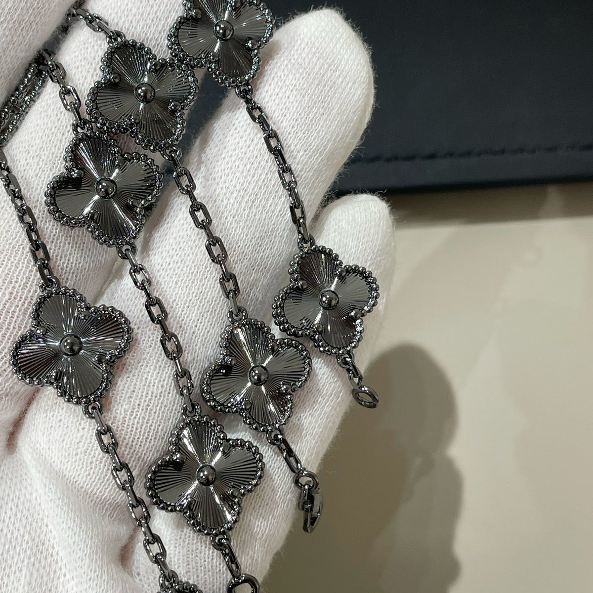 [アンジェラジュエリー]クローバー5モチーフ ブラックブレスレット