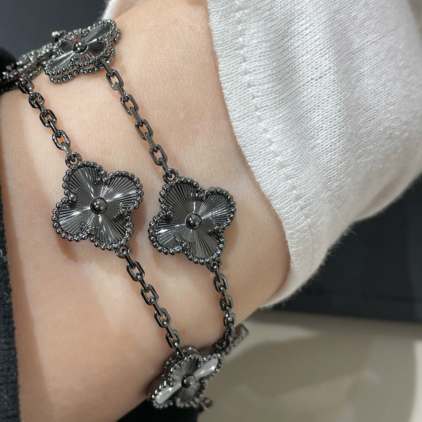 [アンジェラジュエリー]クローバー5モチーフ ブラックブレスレット