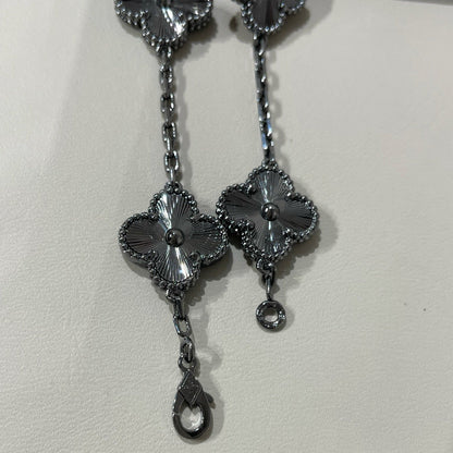 [アンジェラジュエリー]クローバー5モチーフ ブラックブレスレット