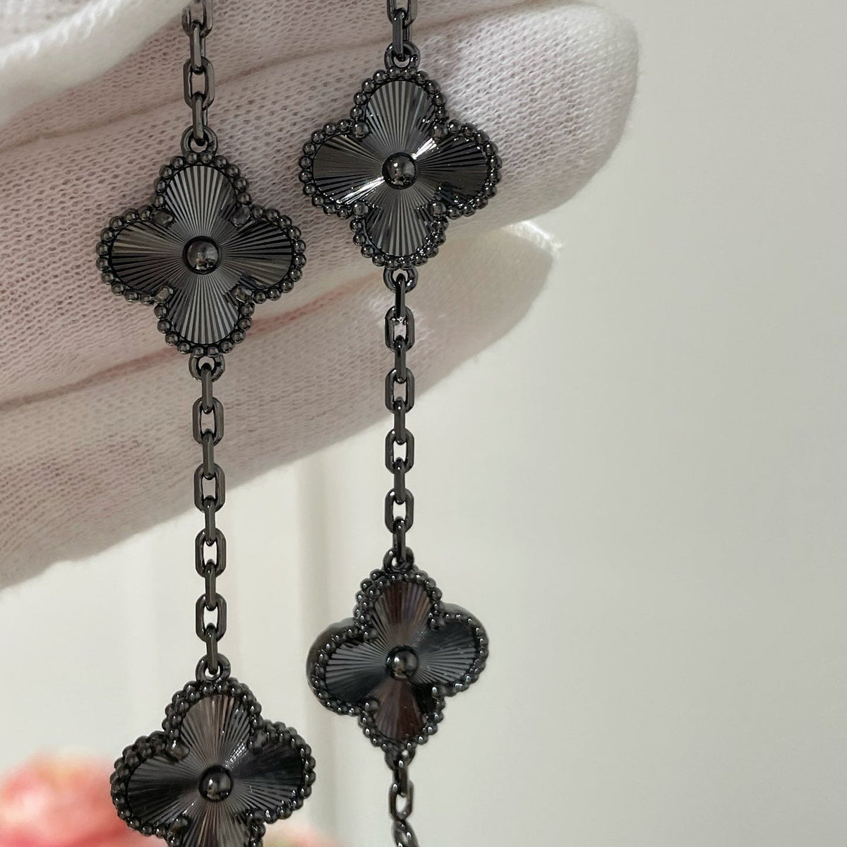 [アンジェラジュエリー]クローバー5モチーフ ブラックブレスレット
