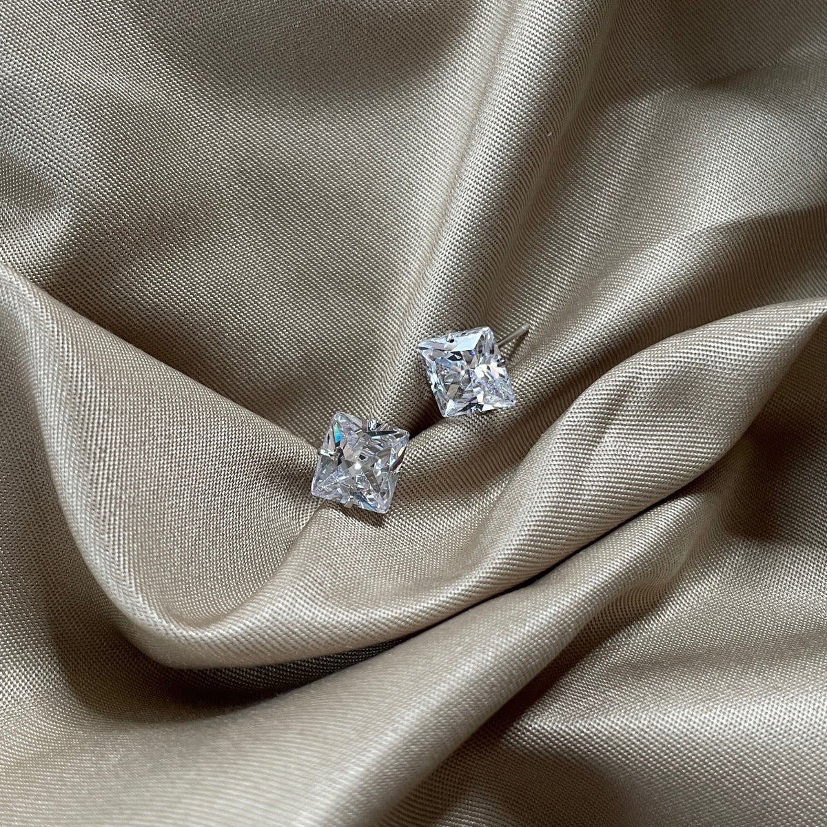 [Angela Jewelry]Stylish Shiny Square Center Stone Stud Earrings