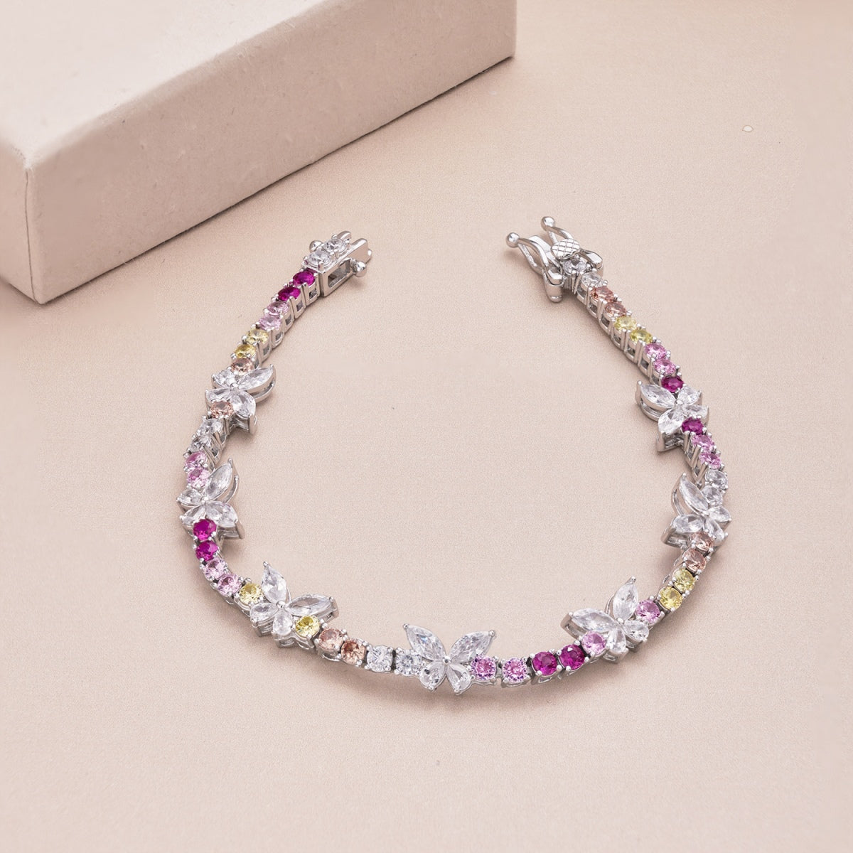 アンジェラジュエリー]華やかでカラフルなバタフライシェイプのラウンドカットデイリーブレスレット