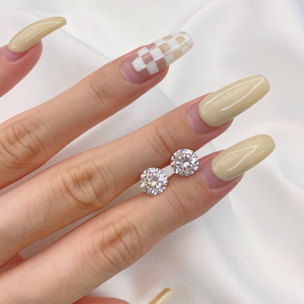 [Angela Jewelry]Stylish Shiny Round Center Stone Stud Earrings