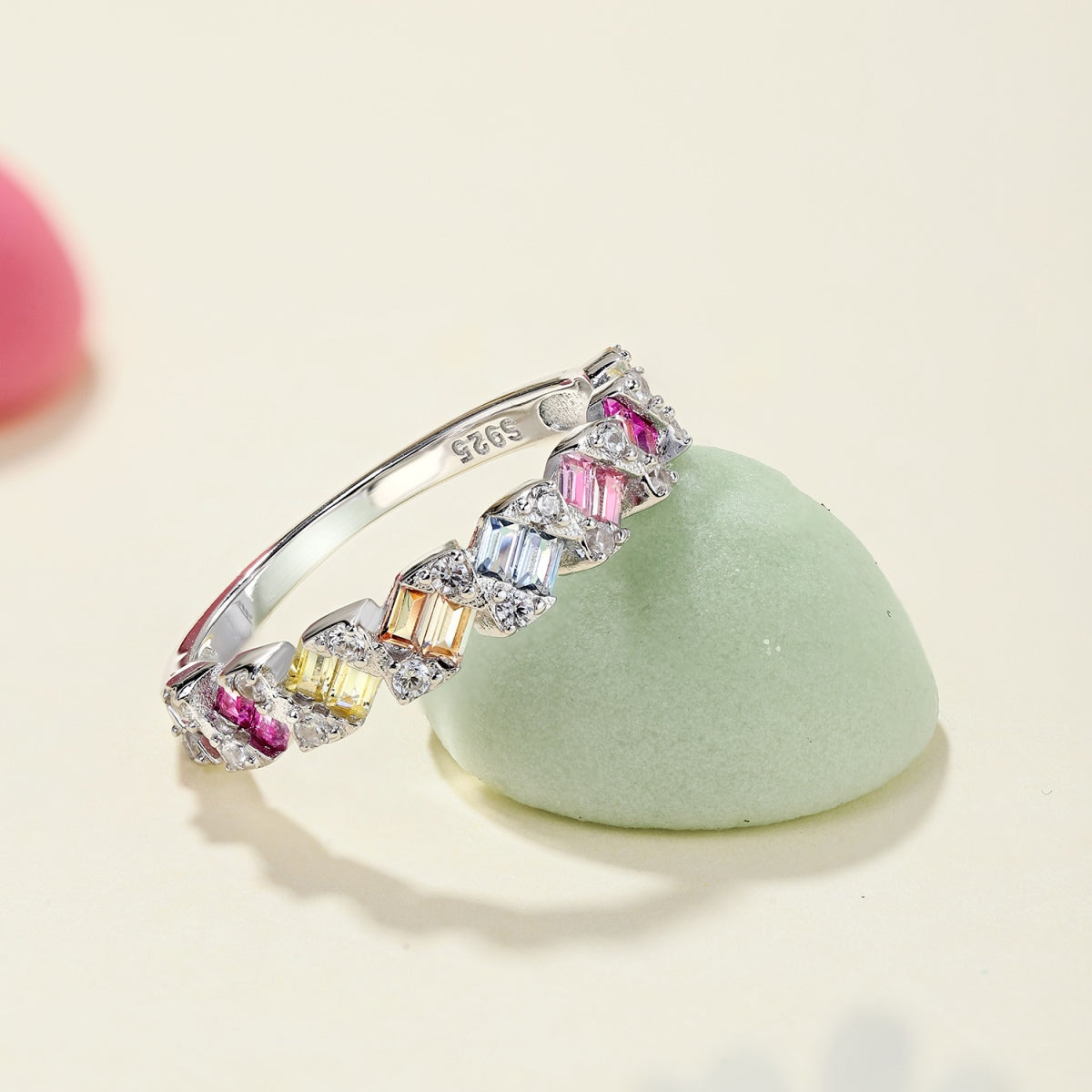 アンジェラジュエリー]繊細で鮮やかなエメラルドカットのデイリーリング