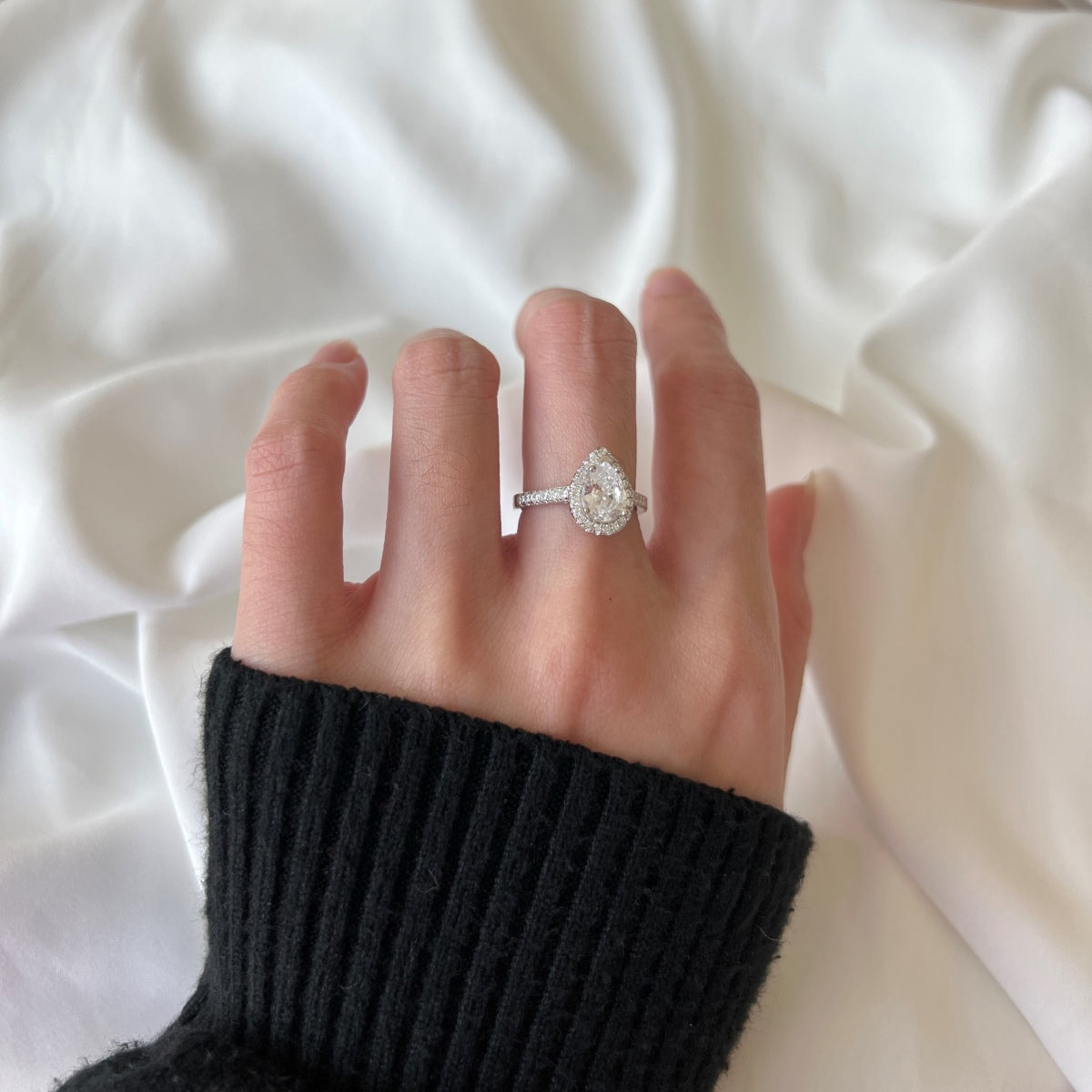 アンジェラジュエリー]1.0カラットの豪華な輝くウォータードロップシェイプの結婚指輪