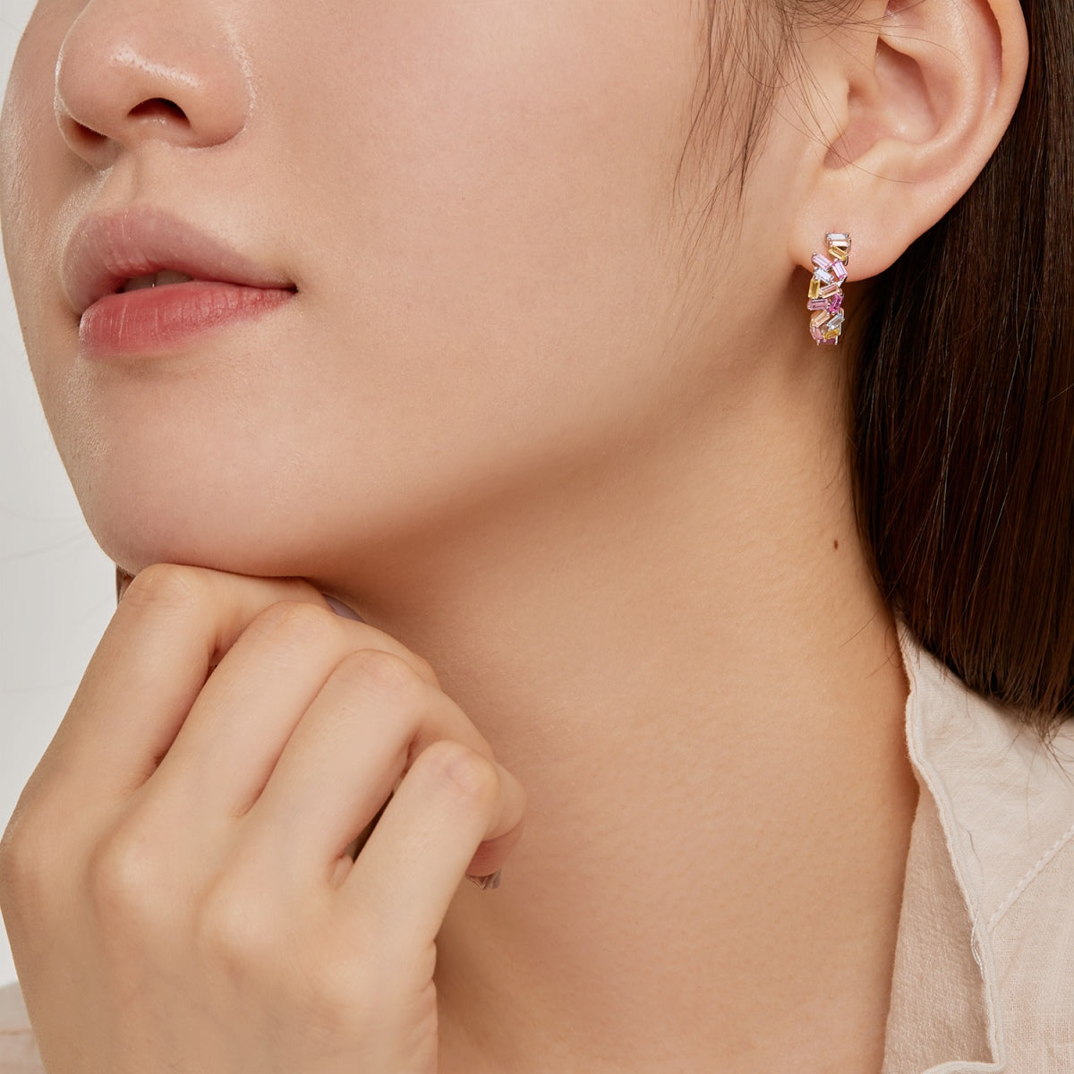 アンジェラジュエリー] 眩いほど美しいカラフルなエメラルドカットのデイリーイヤリング