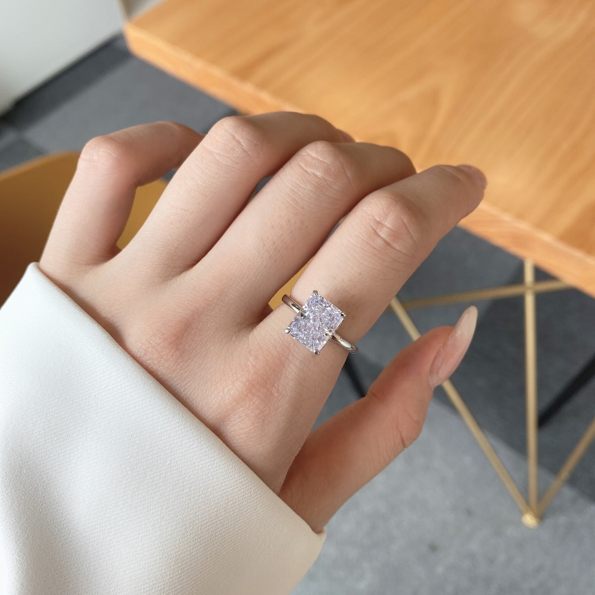アンジェラジュエリー]4.0カラットの華やかな魅惑的なラディアンドカットのバンケットリング