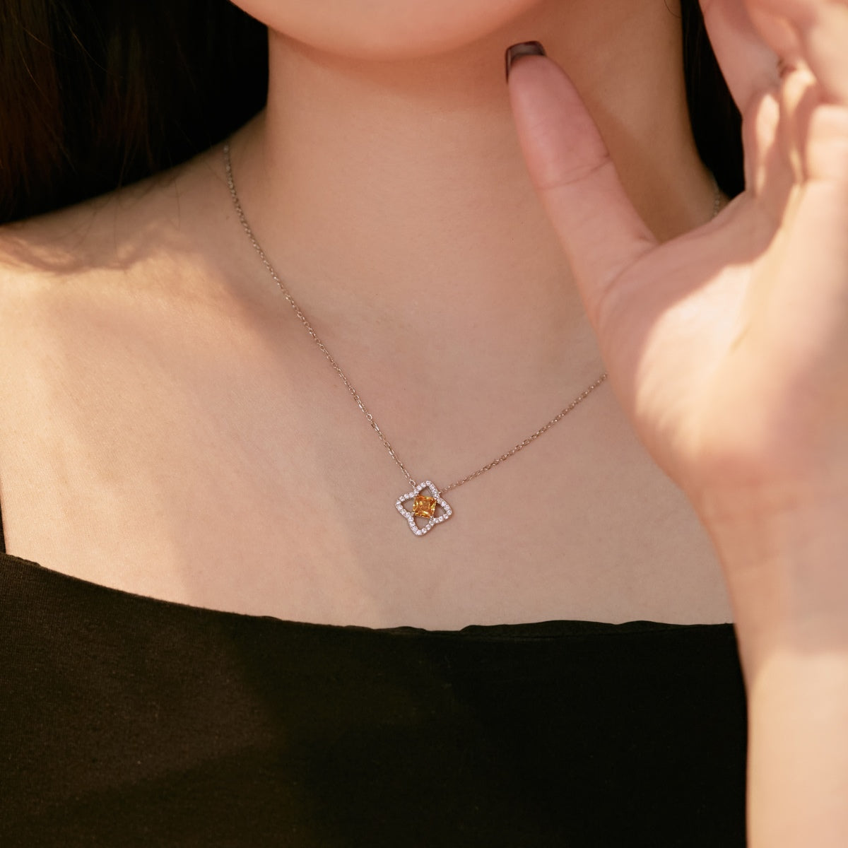 アンジェラジュエリー]美しいフラワーシェイプのプリンセスカットネックレス