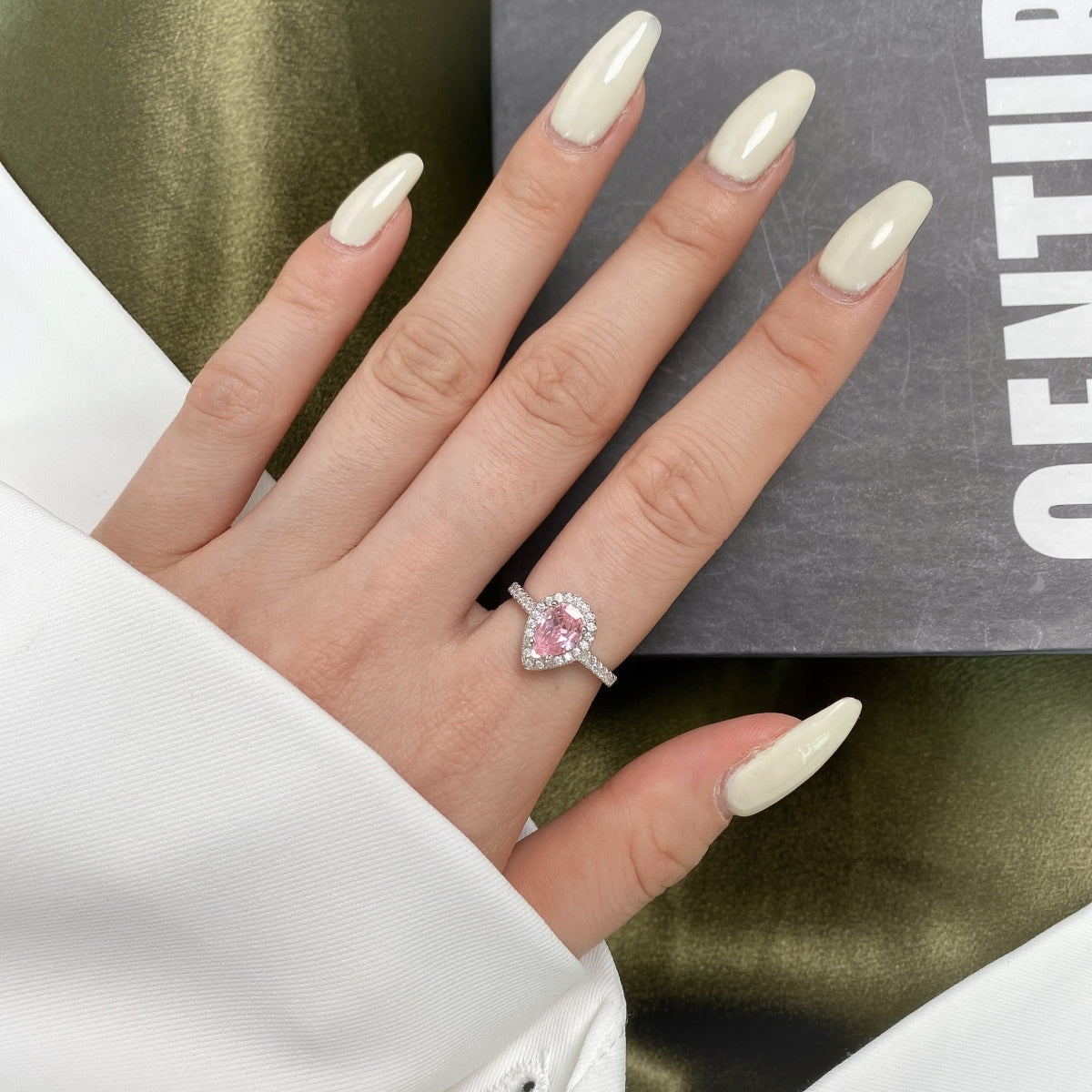 アンジェラジュエリー]1.0カラットの豪華な輝くウォータードロップシェイプの結婚指輪