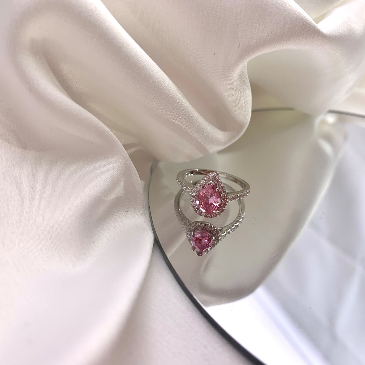 アンジェラジュエリー]1.0カラットの豪華な輝くウォータードロップシェイプの結婚指輪