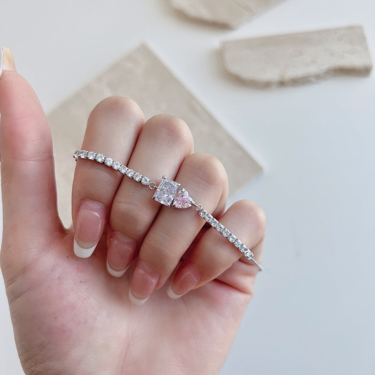アンジェラジュエリー] まばゆいばかりのユニークなマルチシェイプのラバーブレスレット