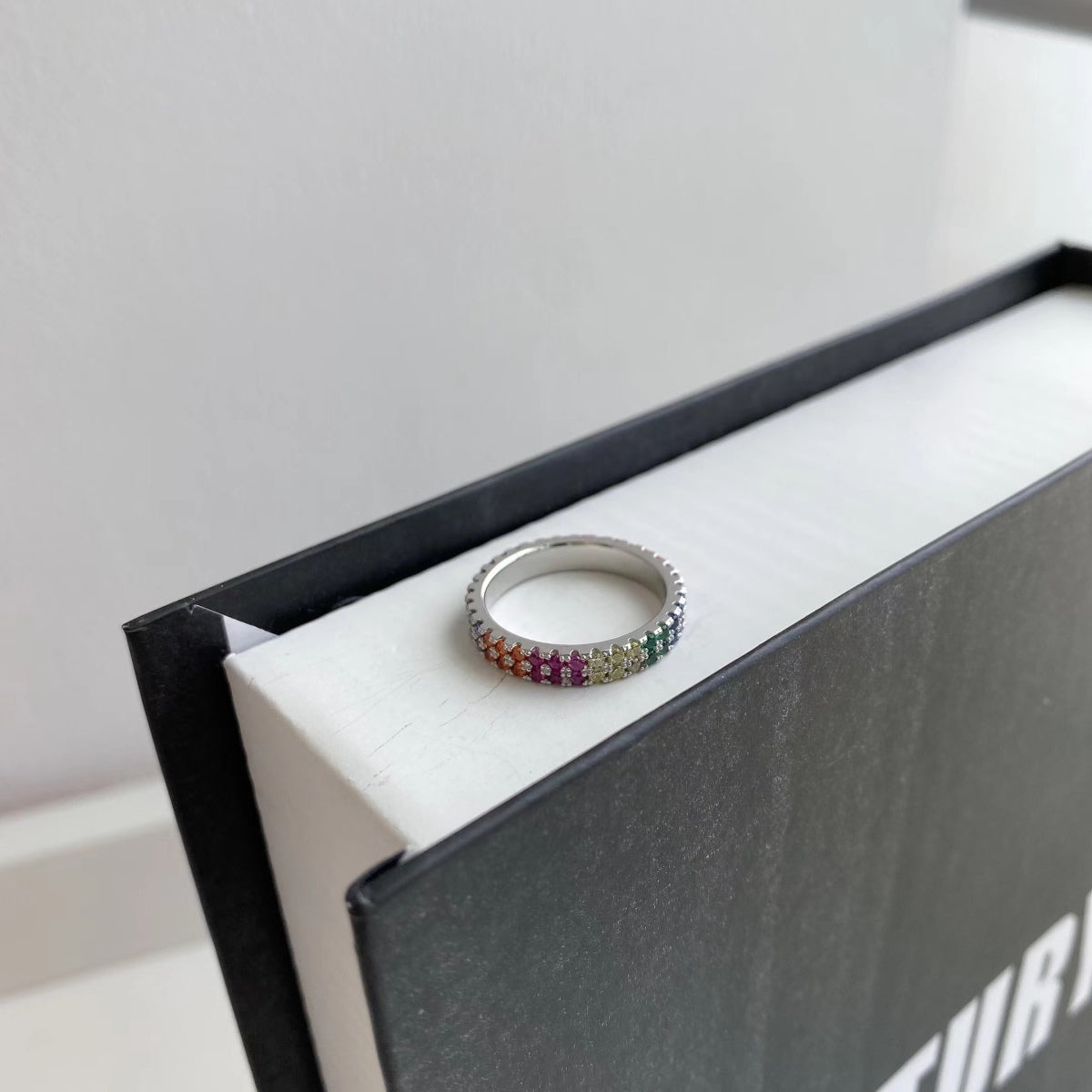 アンジェラジュエリー]ユニークなカラフルなラウンドカットのテニスリング