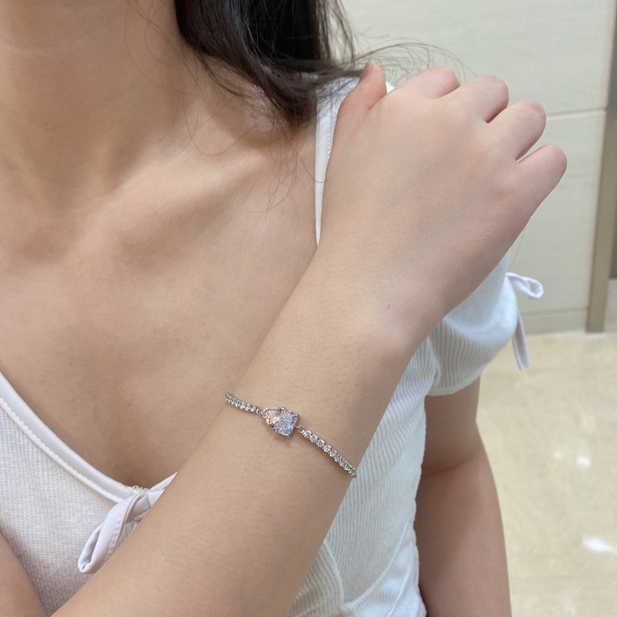アンジェラジュエリー] まばゆいばかりのユニークなマルチシェイプのラバーブレスレット