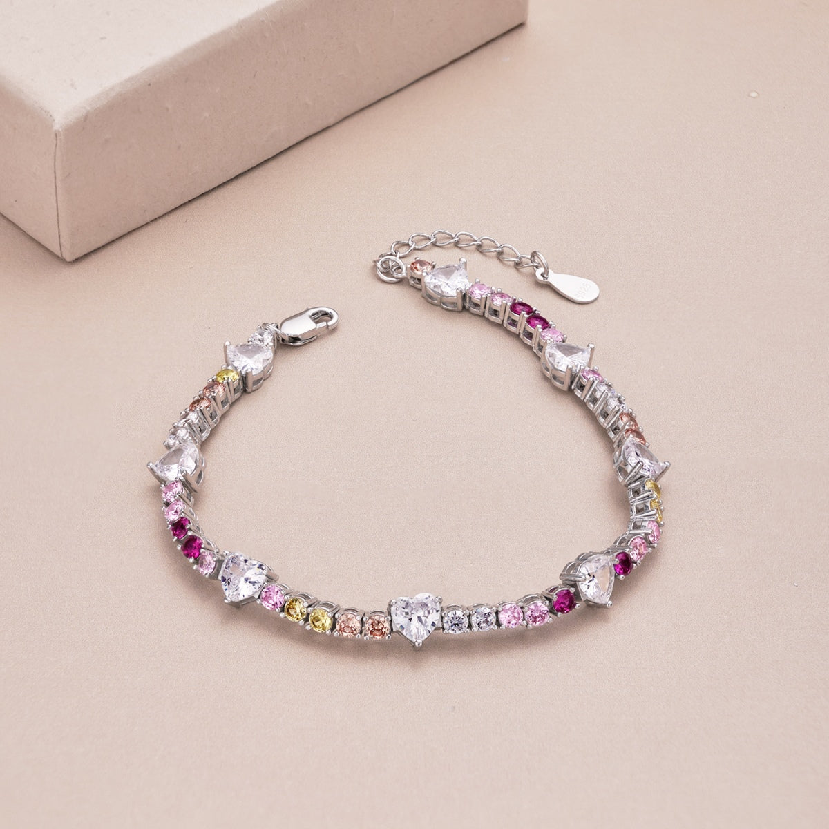 アンジェラジュエリー]ロマンティックハートシェイプラウンドカットラバーブレスレット