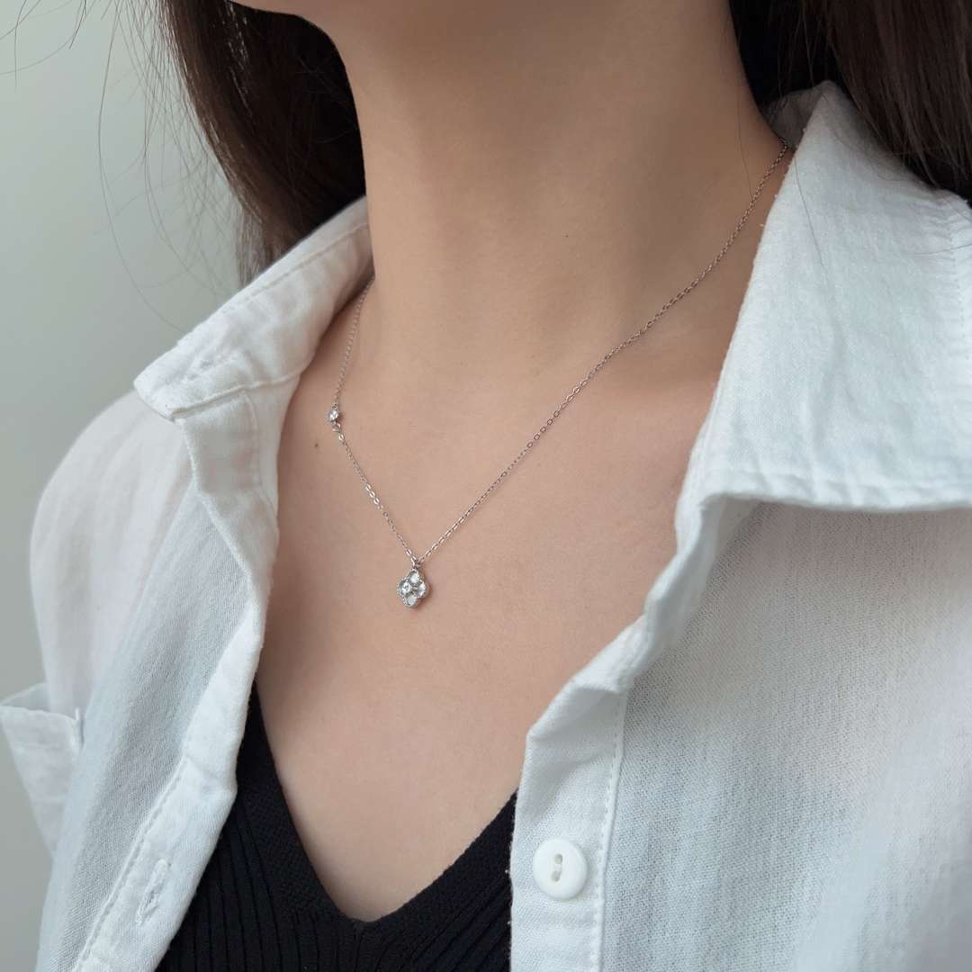 Angela Jewelry]Delicate Flower Shape Necklace