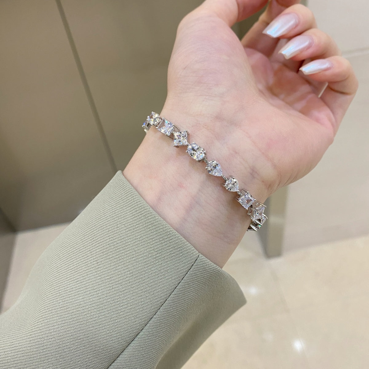 アンジェラジュエリー]ユニークで精巧なマルチカットデイリーブレスレット