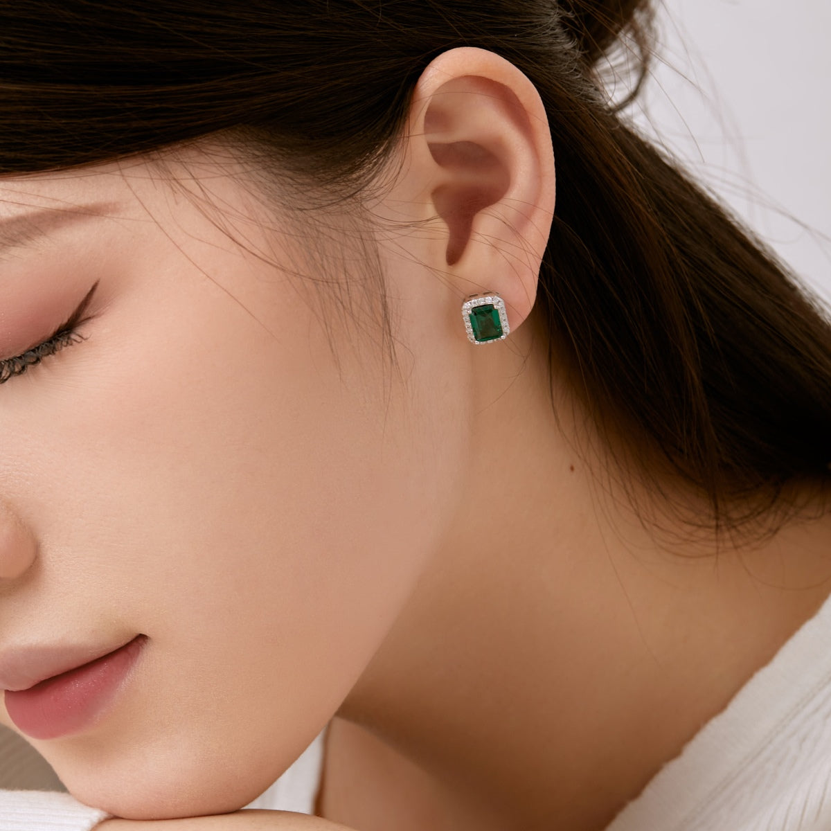 アンジェラジュエリー]贅沢で繊細なエメラルドカットのバンケットイヤリング