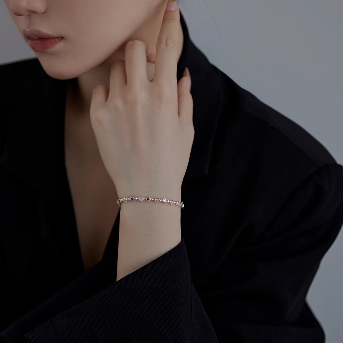 アンジェラジュエリー]きらめく絶妙なラウンドカットパーティーブレスレット
