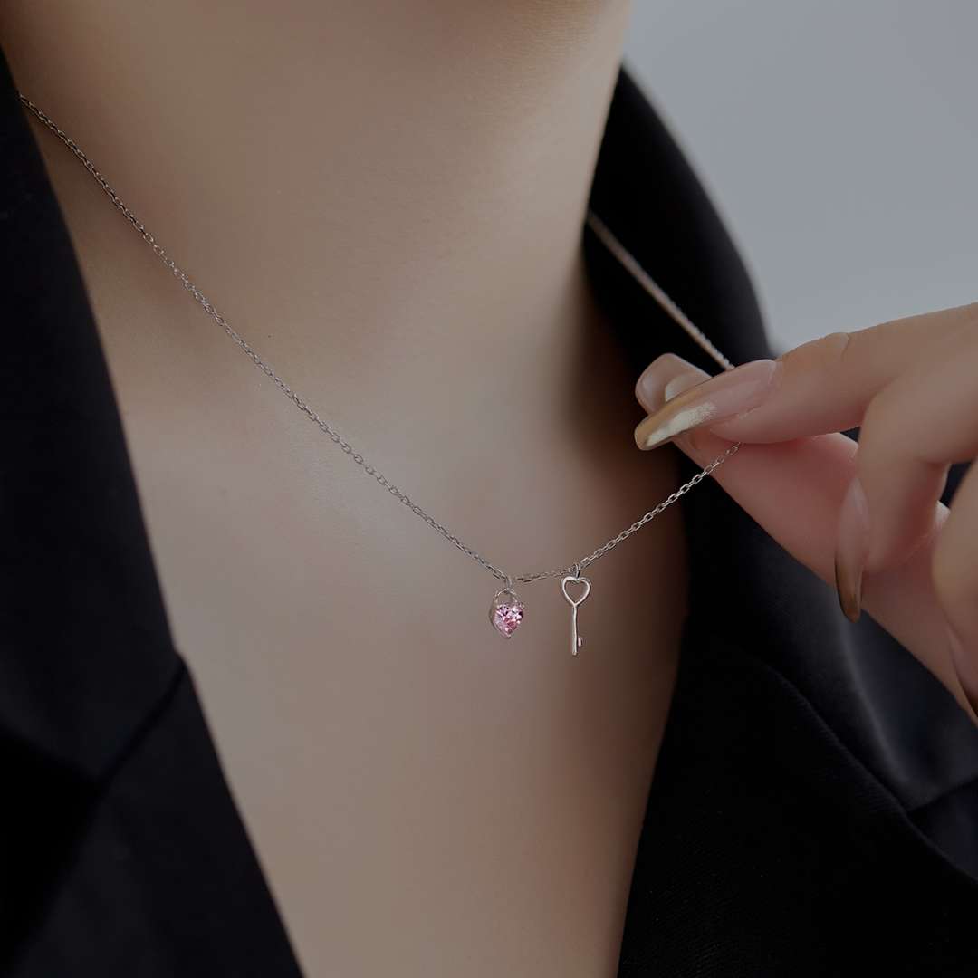 [Angela Jewelry]Unique Heart Shape Key Pendent Necklace