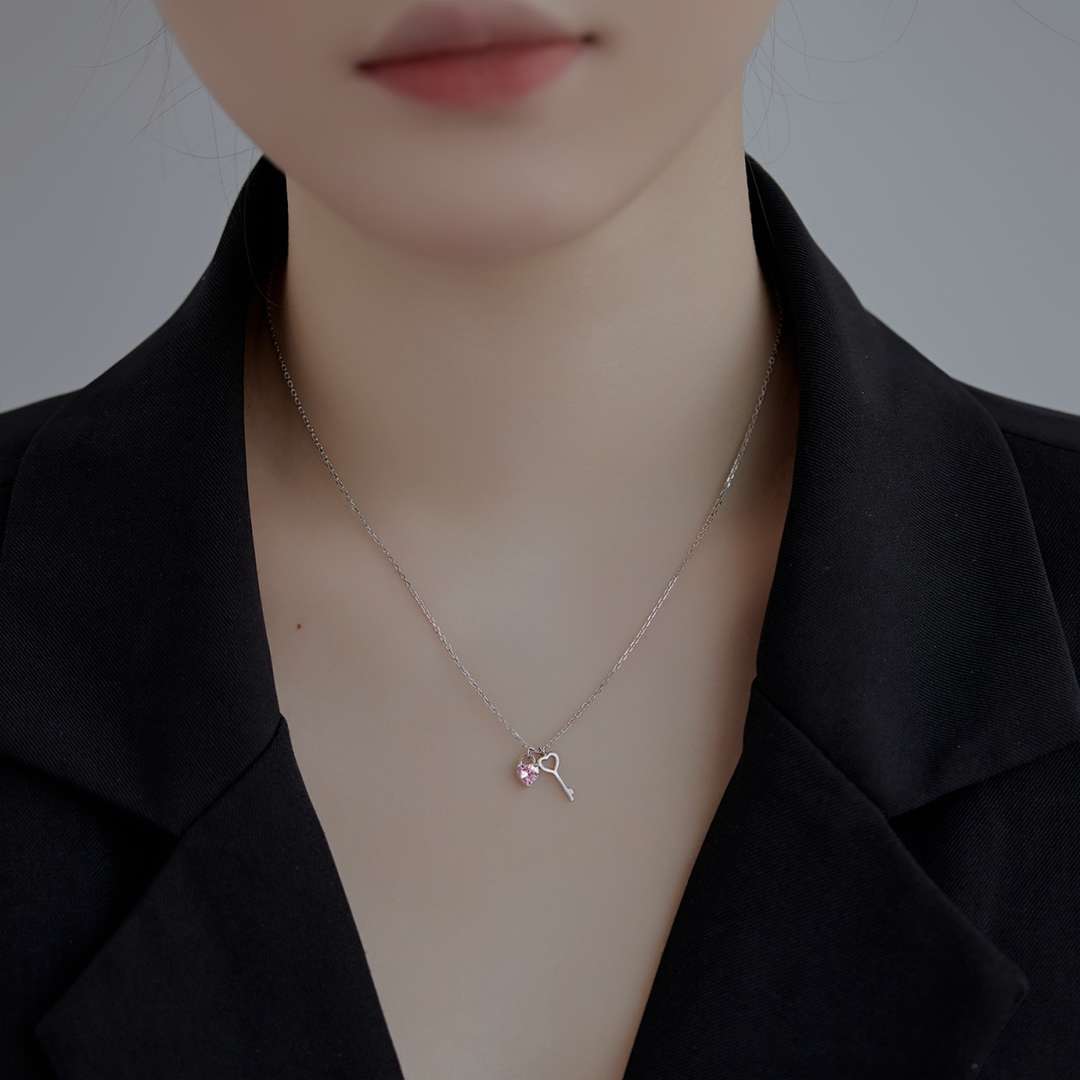 [Angela Jewelry]Unique Heart Shape Key Pendent Necklace