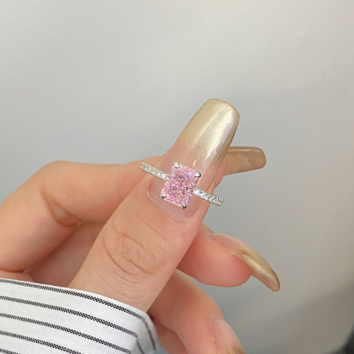 アンジェラジュエリー]2.0カラットのまばゆい輝きのラディアントカットパーティーリング