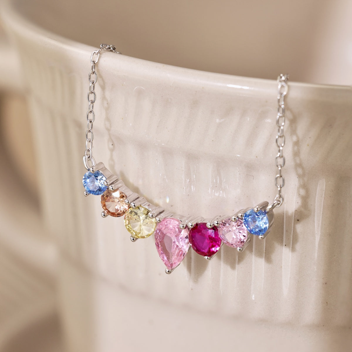 アンジェラジュエリー]繊細なカラフルハートネックレス