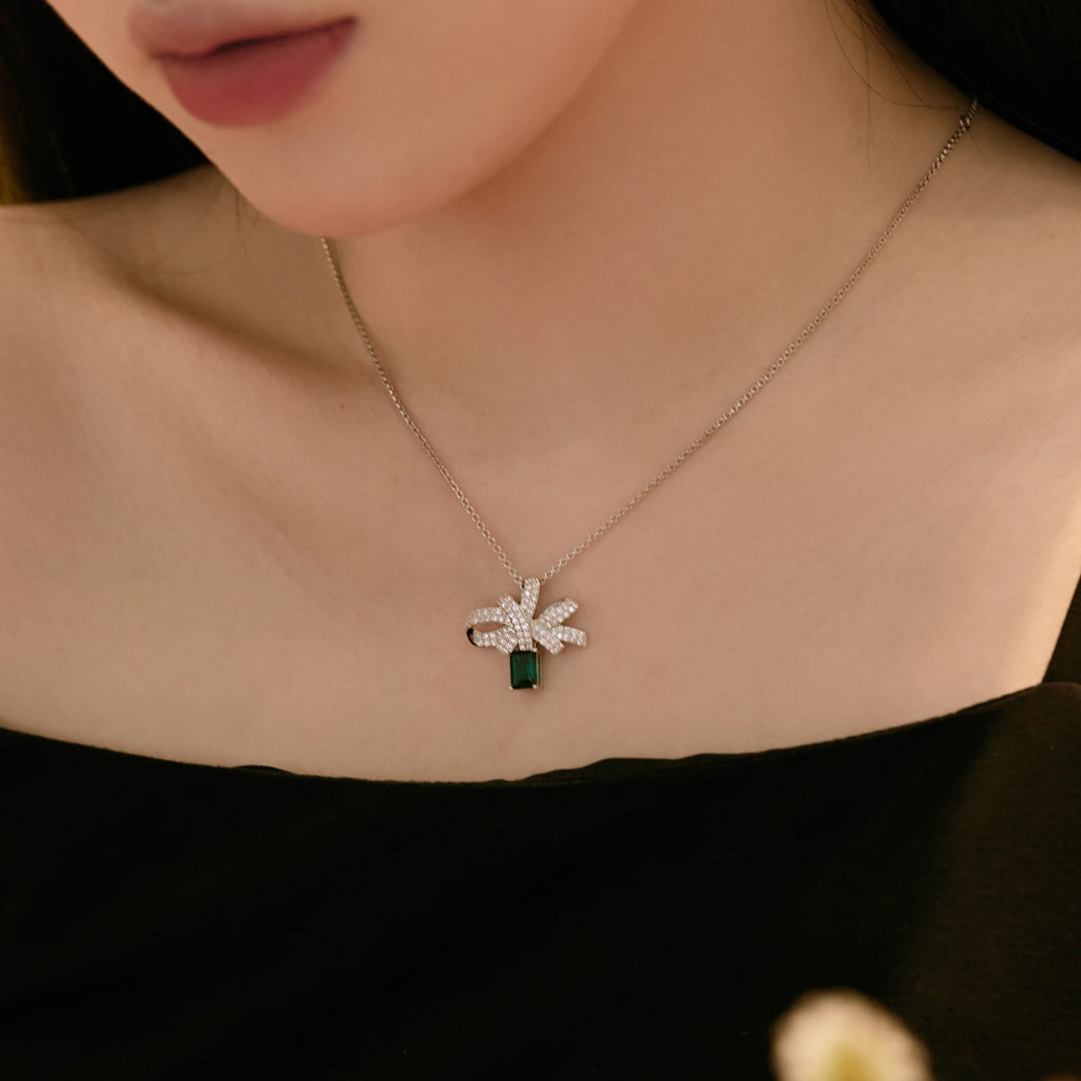 アンジェラジュエリー]豪華なフラワーシェイプエメラルドカットネックレス