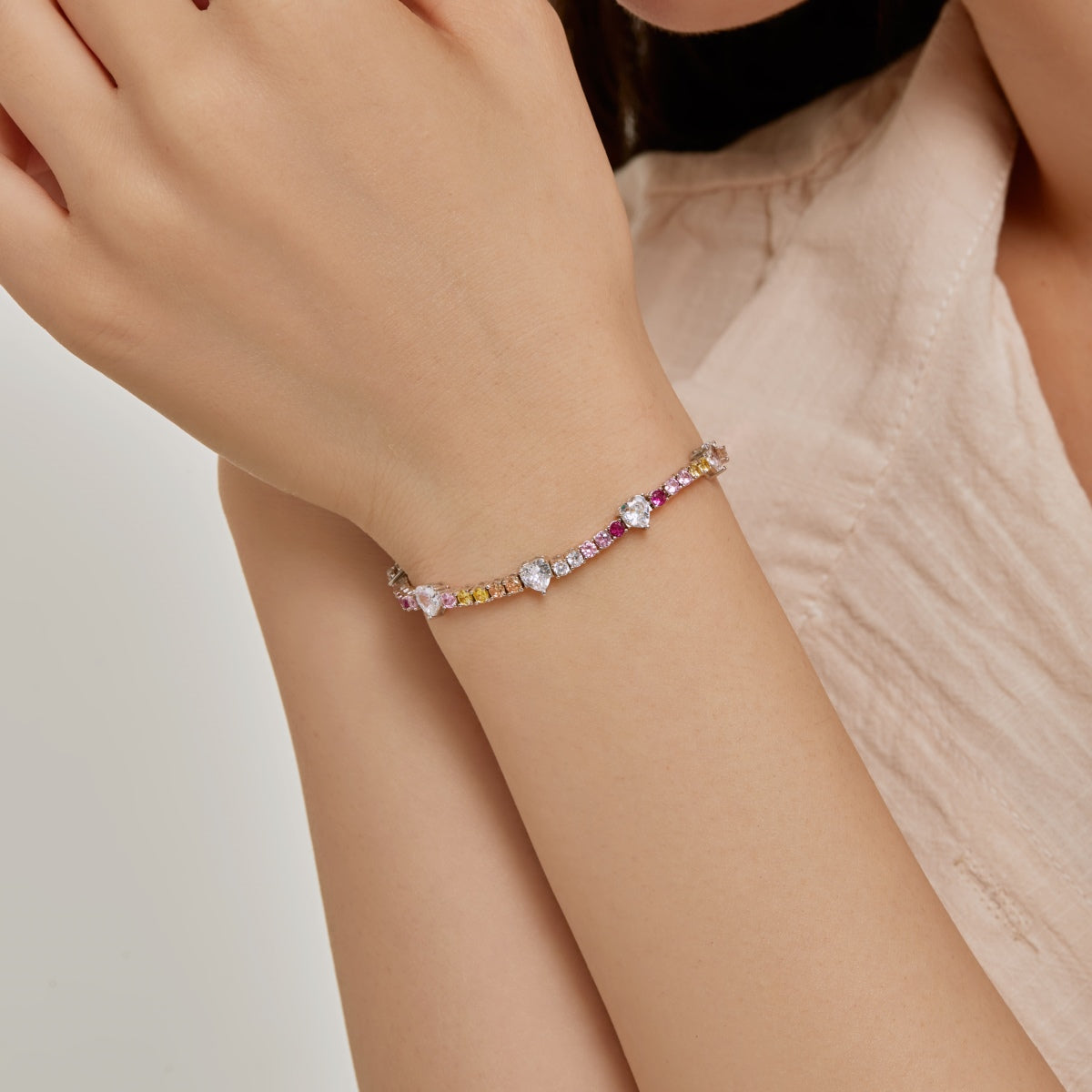 アンジェラジュエリー]ロマンティックハートシェイプラウンドカットラバーブレスレット