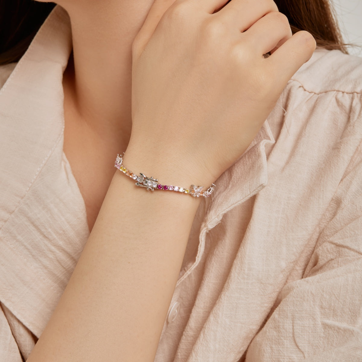 アンジェラジュエリー]華やかでカラフルなバタフライシェイプのラウンドカットデイリーブレスレット