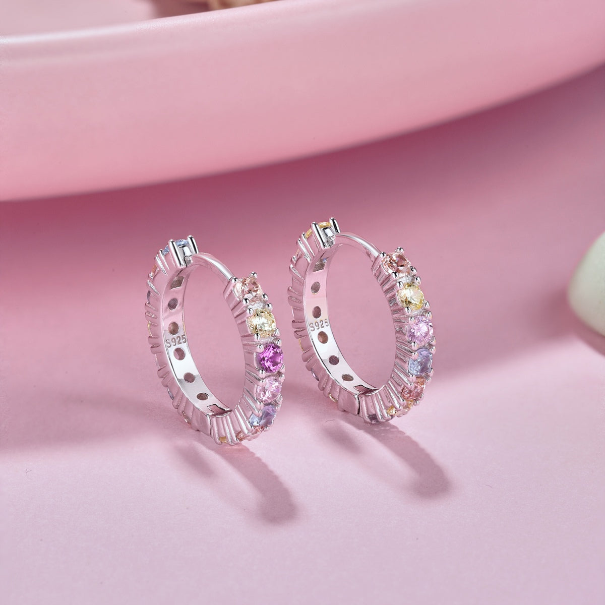 アンジェラジュエリー]輝くカラフルなラウンドカットイヤリング