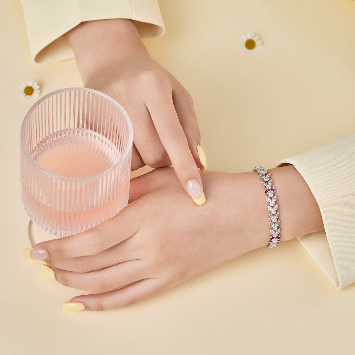 [Angela Jewelry]Dainty Exquisite Flower Shape Daily Bracelet