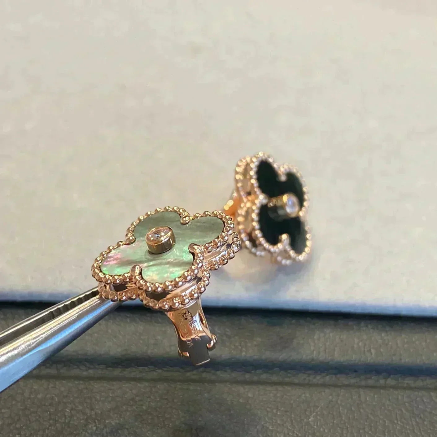 [アンジェラジュエリー]クローバー ミディアム 1モチーフ グレーモップ ダイヤモンド イヤリング