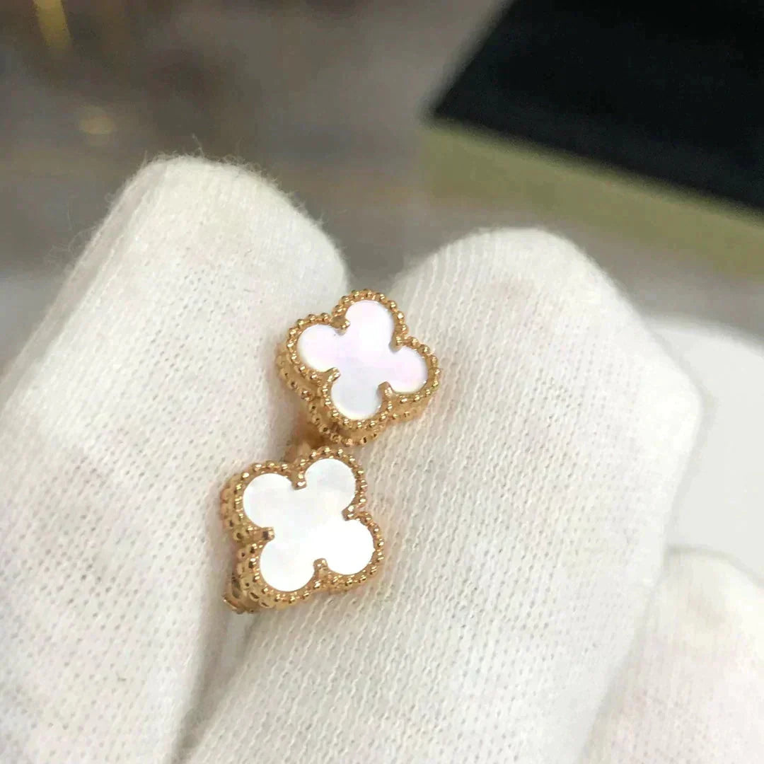 [アンジェラジュエリー]クローバー ミニ 9.5mm ホワイト モップ イヤリング