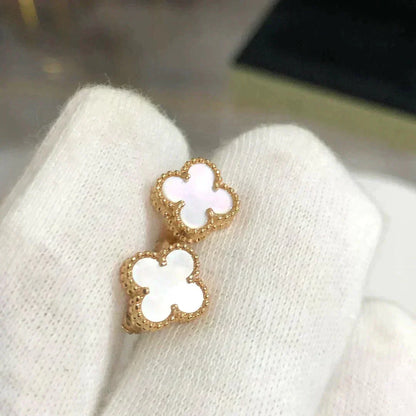 [アンジェラジュエリー]クローバー ミニ 9.5mm ホワイト モップ イヤリング