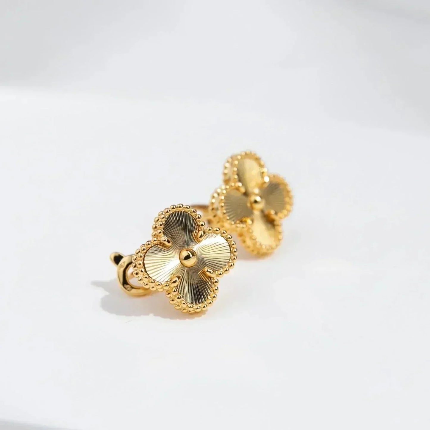 [アンジェラジュエリー]クローバー ミディアム 1モチーフ レーザーピアス