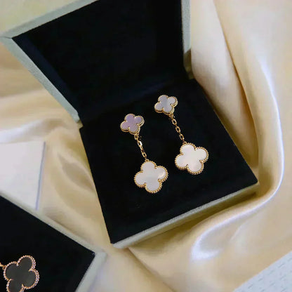 [アンジェラジュエリー]クローバー 2モチーフ ホワイトモップピアス