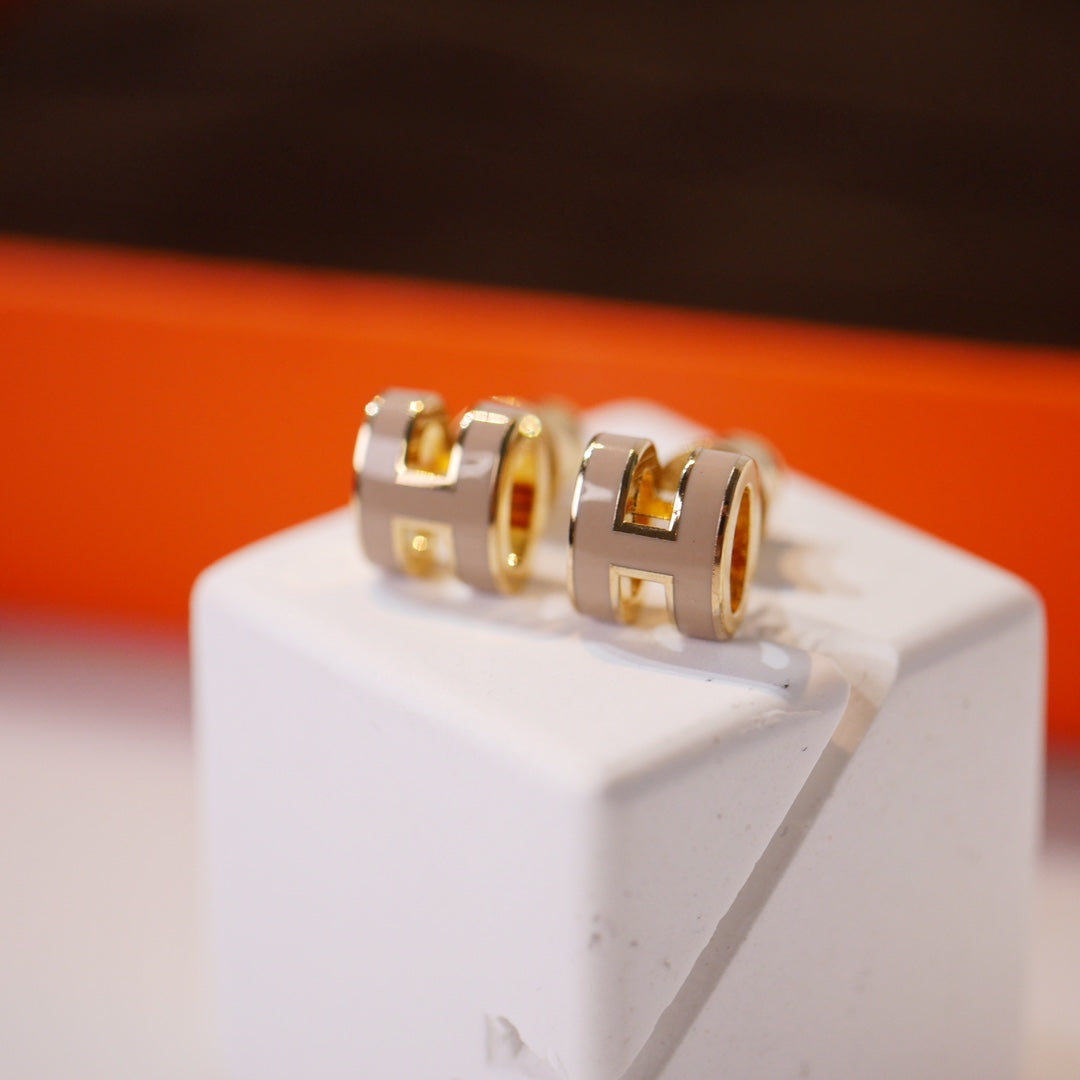 [Angela Jewellery]MINI POP H GOLD EARRINGS GREY