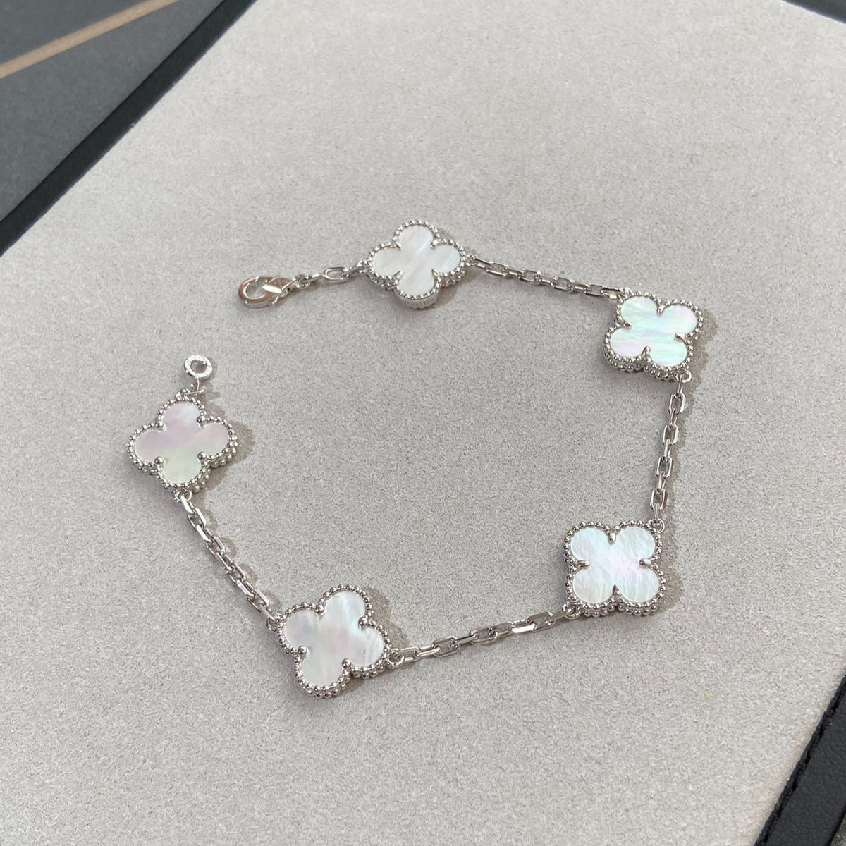 [アンジェラジュエリー]クローバー シルバー モップ 5モチーフ ブレスレット