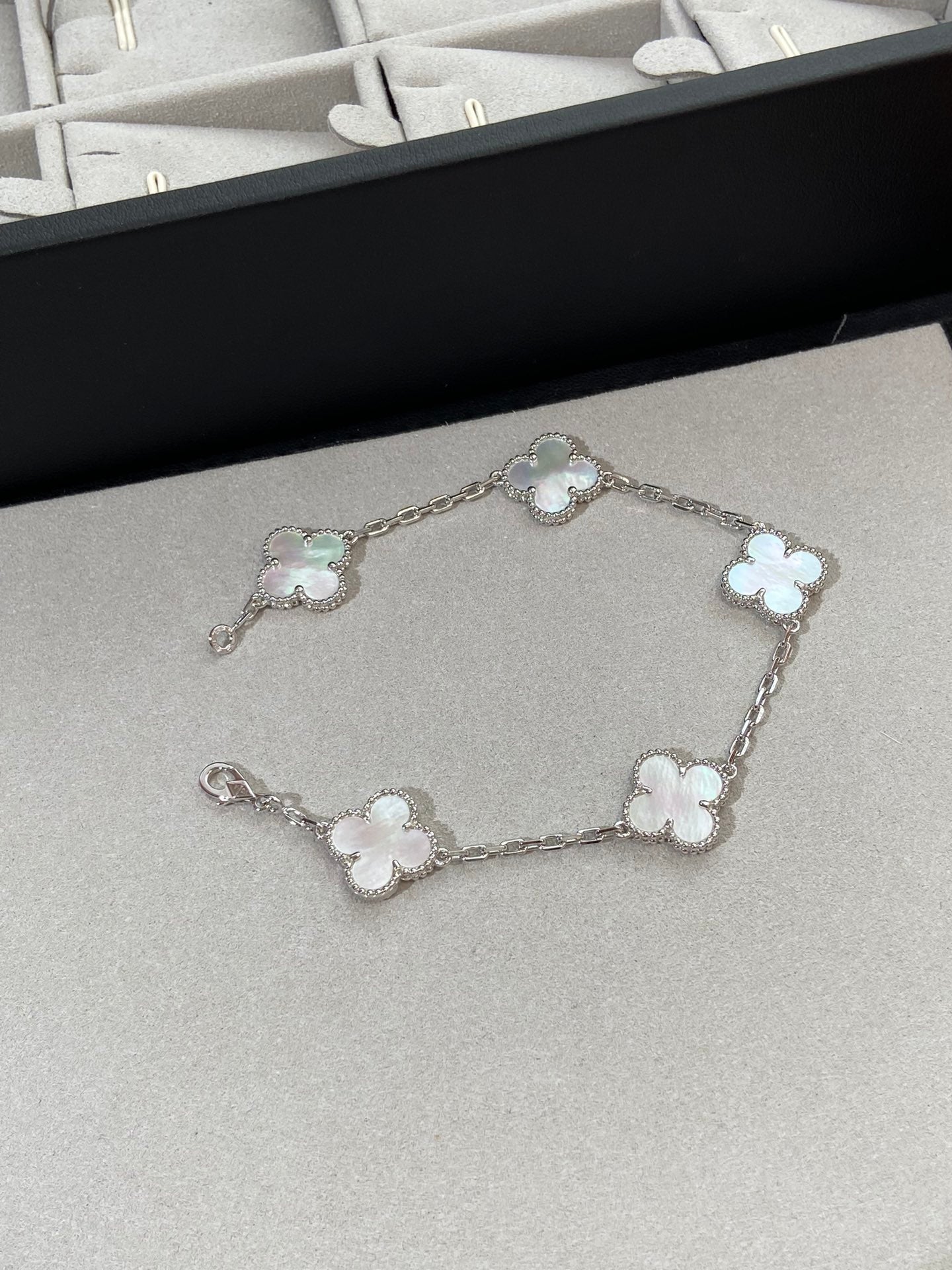 [アンジェラジュエリー]クローバー シルバー モップ 5モチーフ ブレスレット