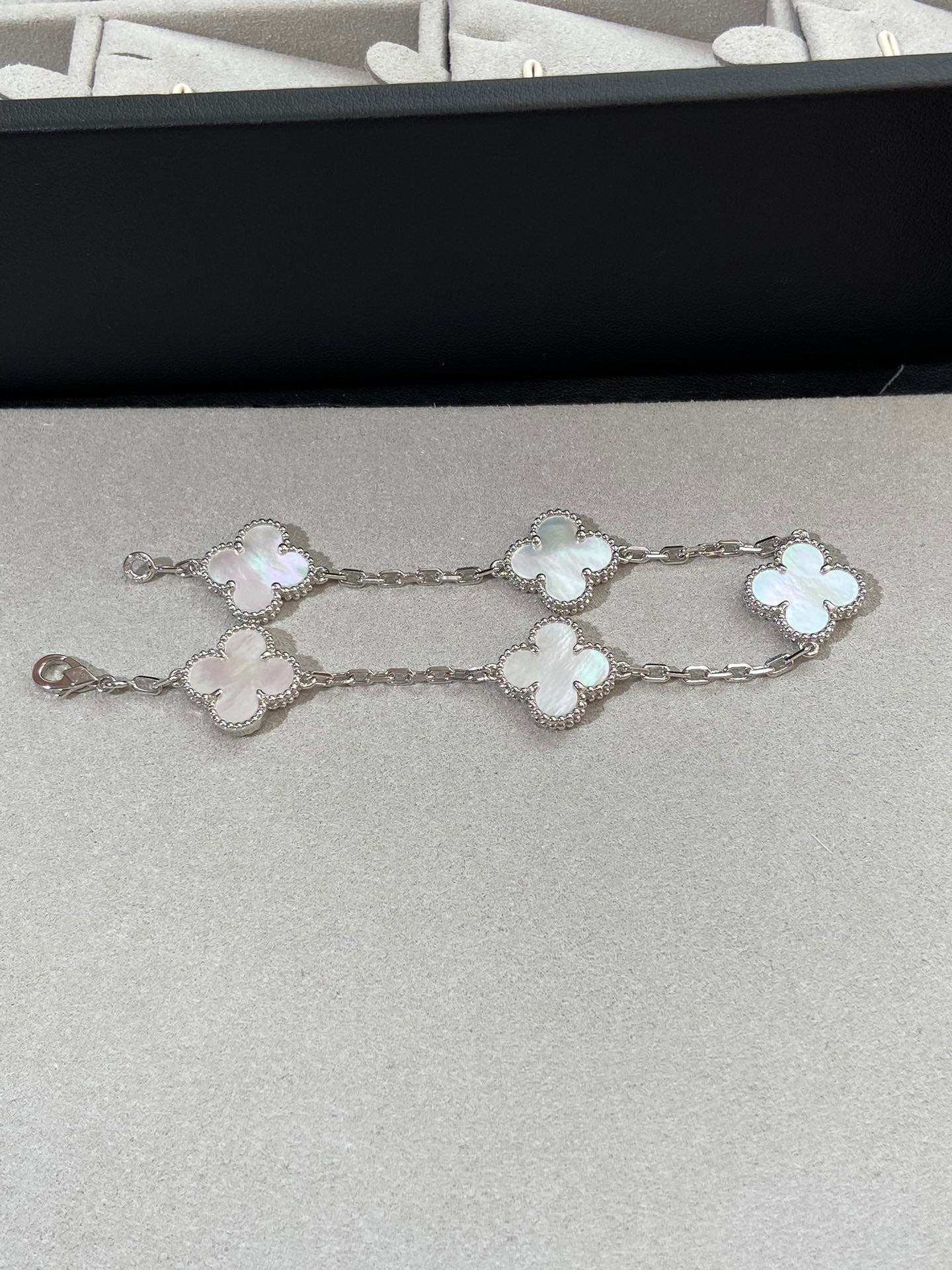 [アンジェラジュエリー]クローバー シルバー モップ 5モチーフ ブレスレット