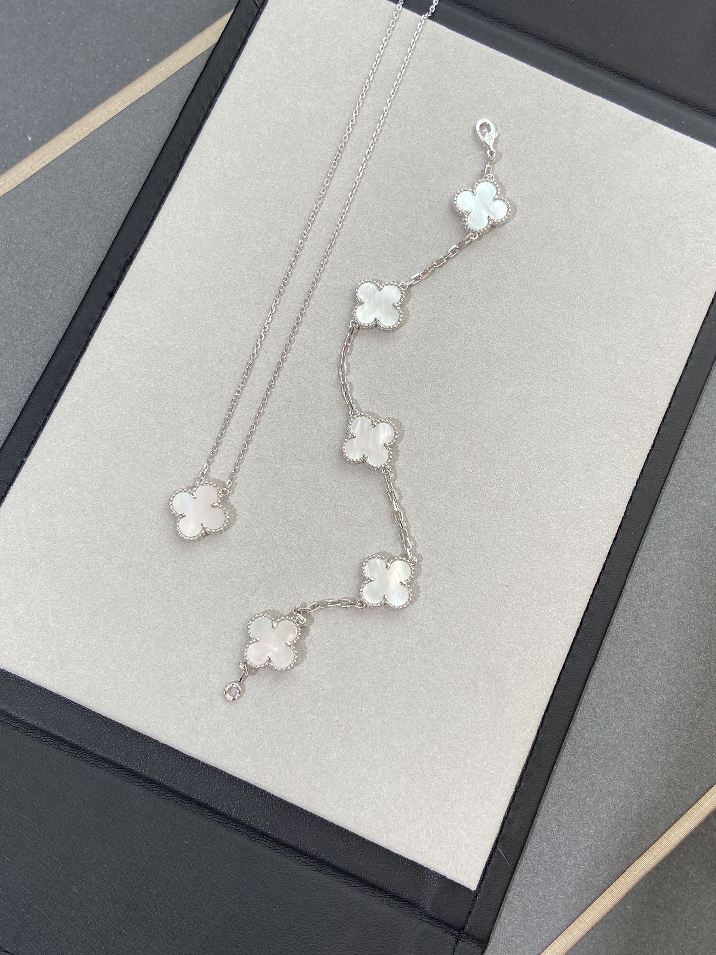 [アンジェラジュエリー]クローバー シルバー モップ 5モチーフ ブレスレット
