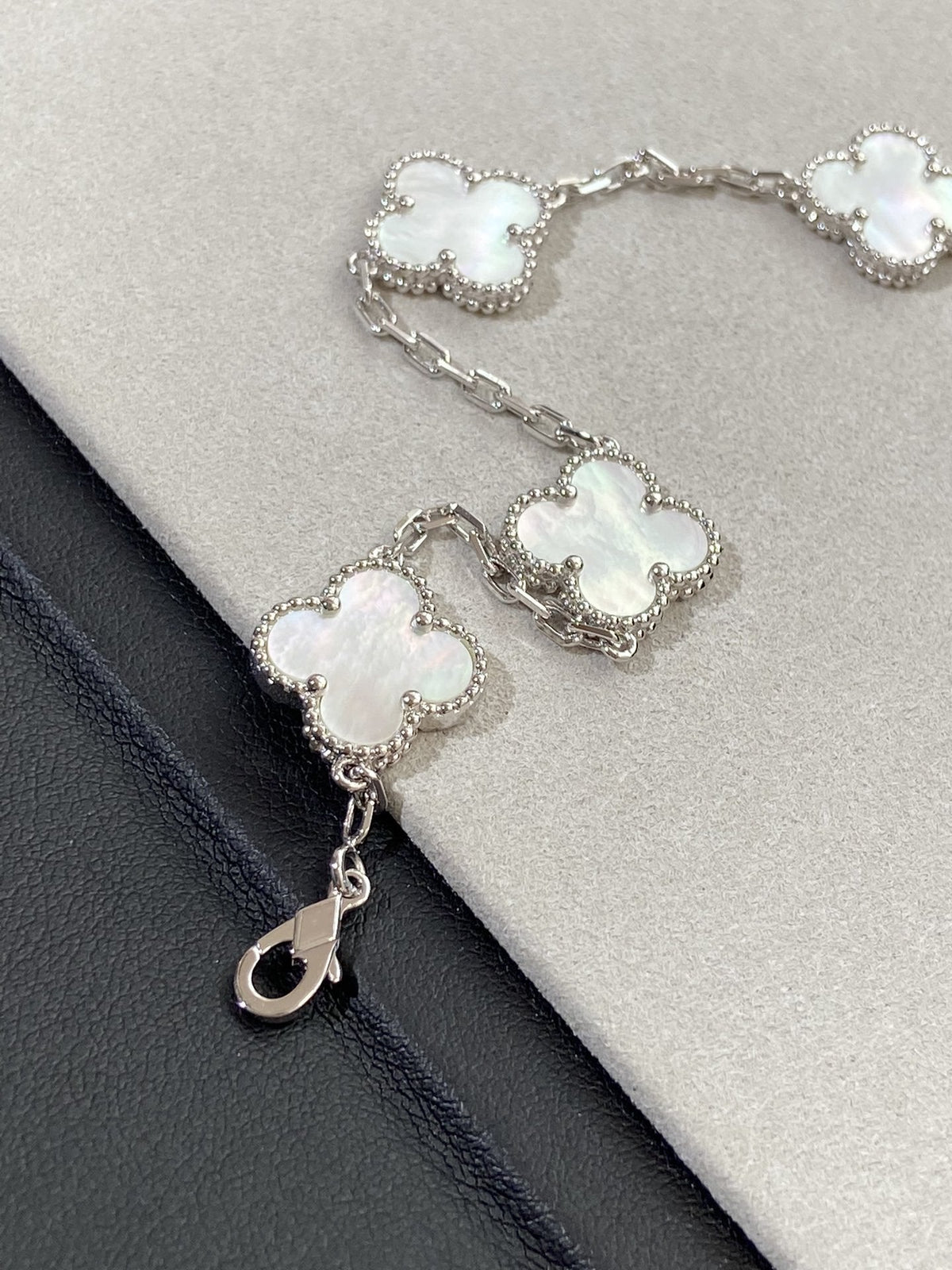 [アンジェラジュエリー]クローバー シルバー モップ 5モチーフ ブレスレット