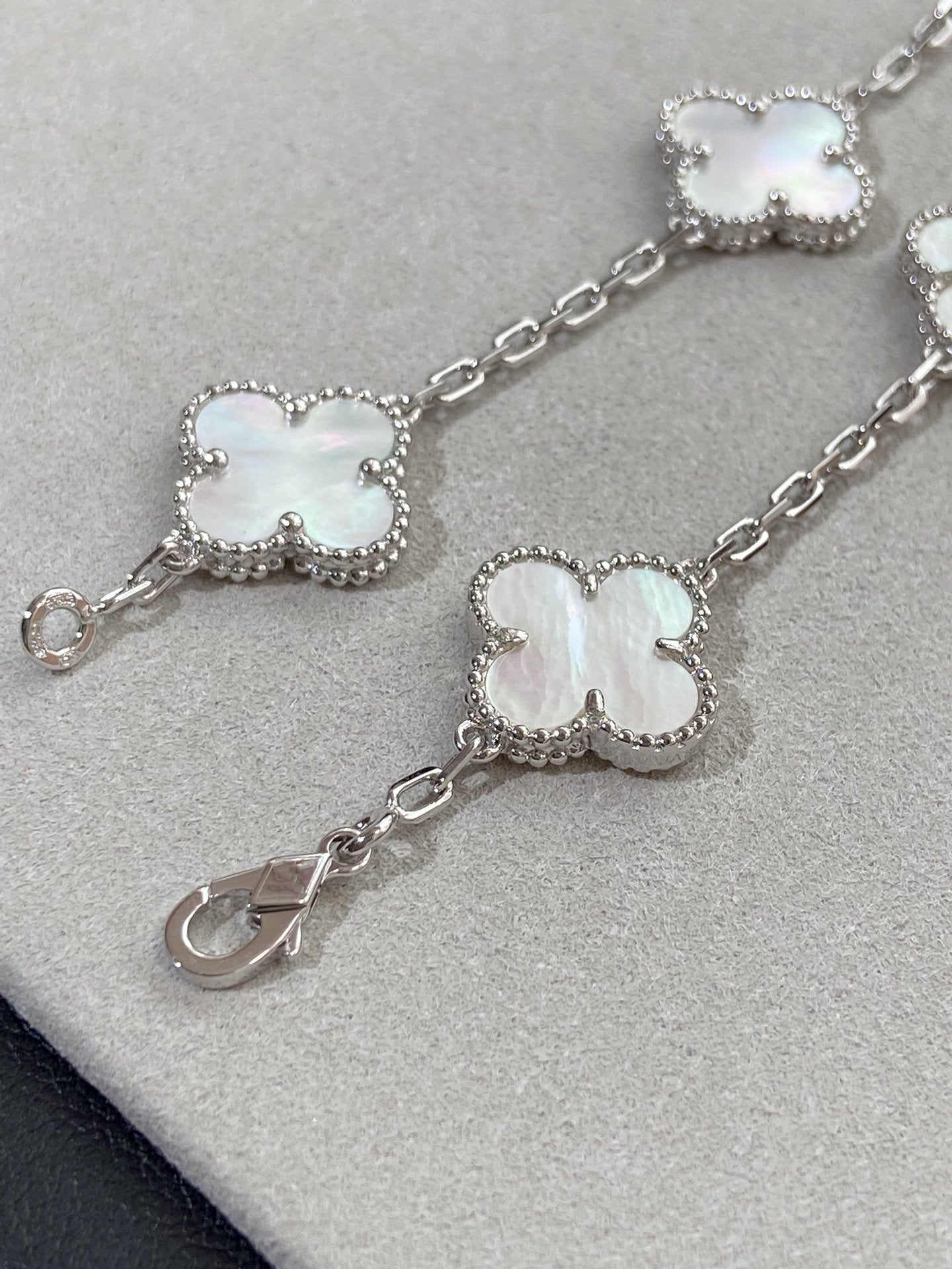 [アンジェラジュエリー]クローバー シルバー モップ 5モチーフ ブレスレット