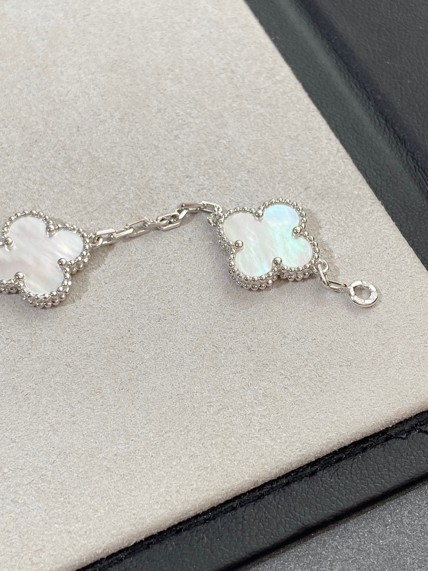 [アンジェラジュエリー]クローバー シルバー モップ 5モチーフ ブレスレット