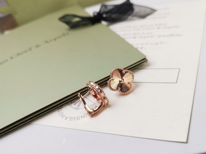 [アンジェラジュエリー]クローバー ミディアム スタッドピアス