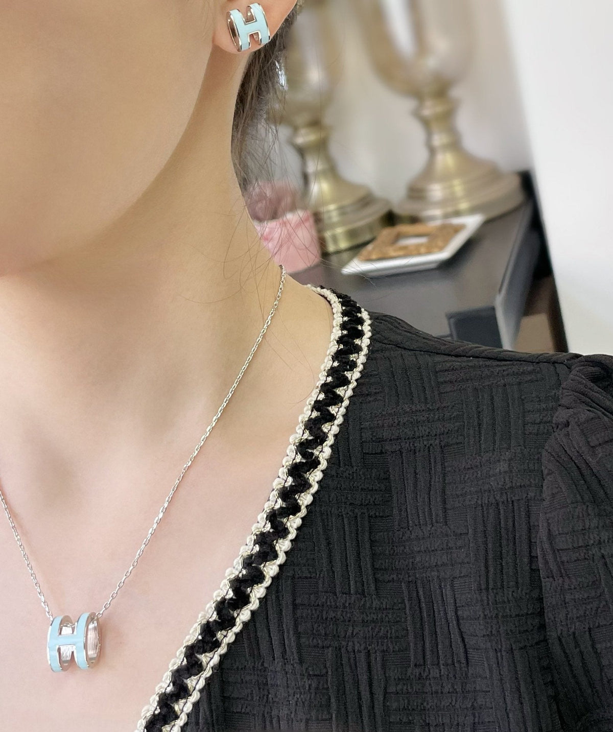 [アンジェラジュエリー]POP H スカイブルー スタッドピアス