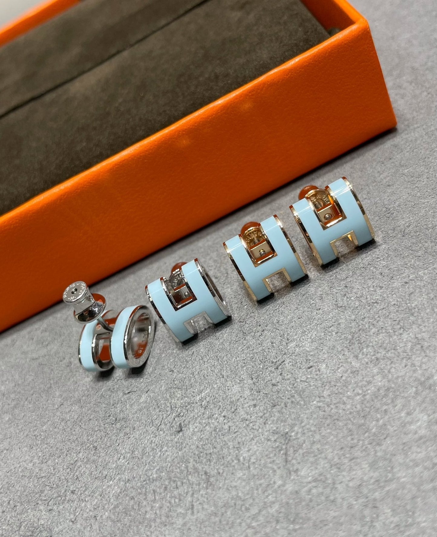 [アンジェラジュエリー]POP H スカイブルー スタッドピアス
