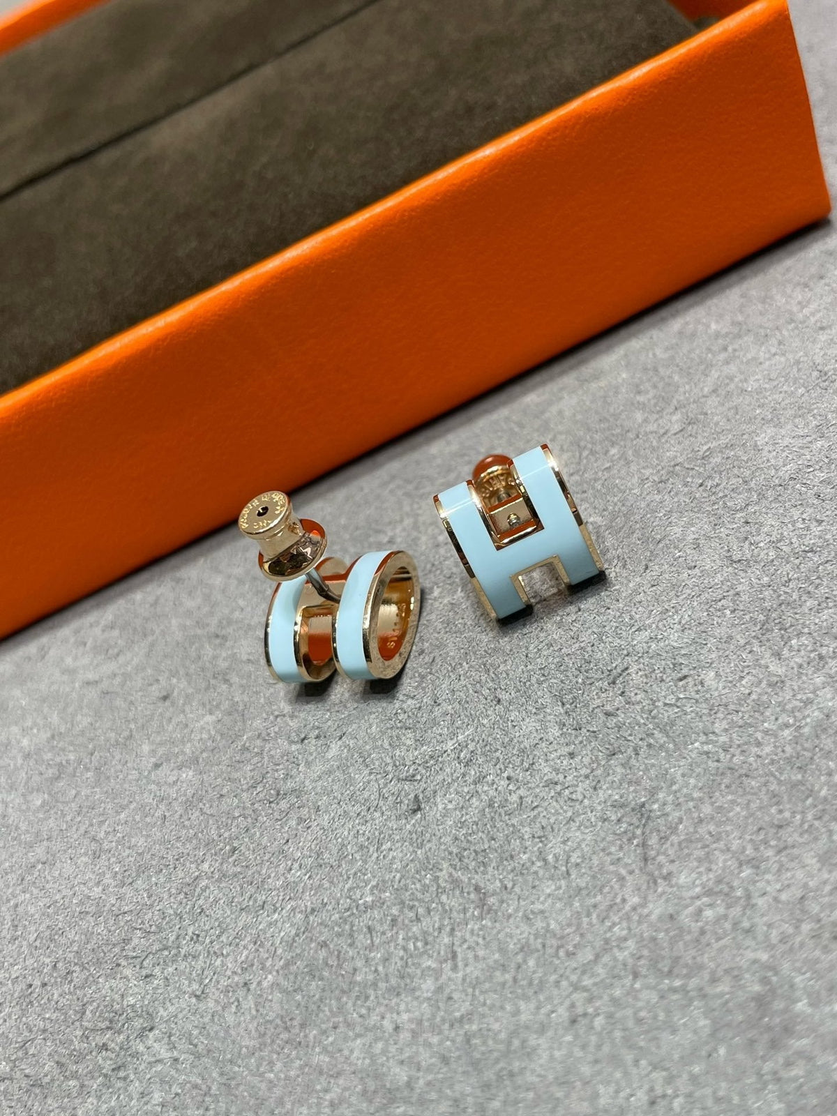 [アンジェラジュエリー]POP H スカイブルー スタッドピアス