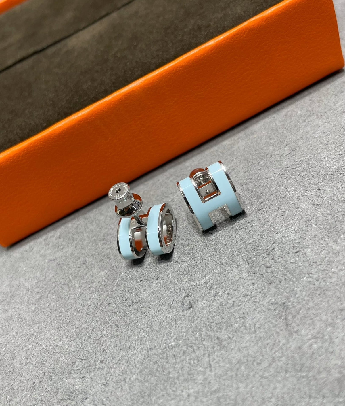 [アンジェラジュエリー]POP H スカイブルー スタッドピアス